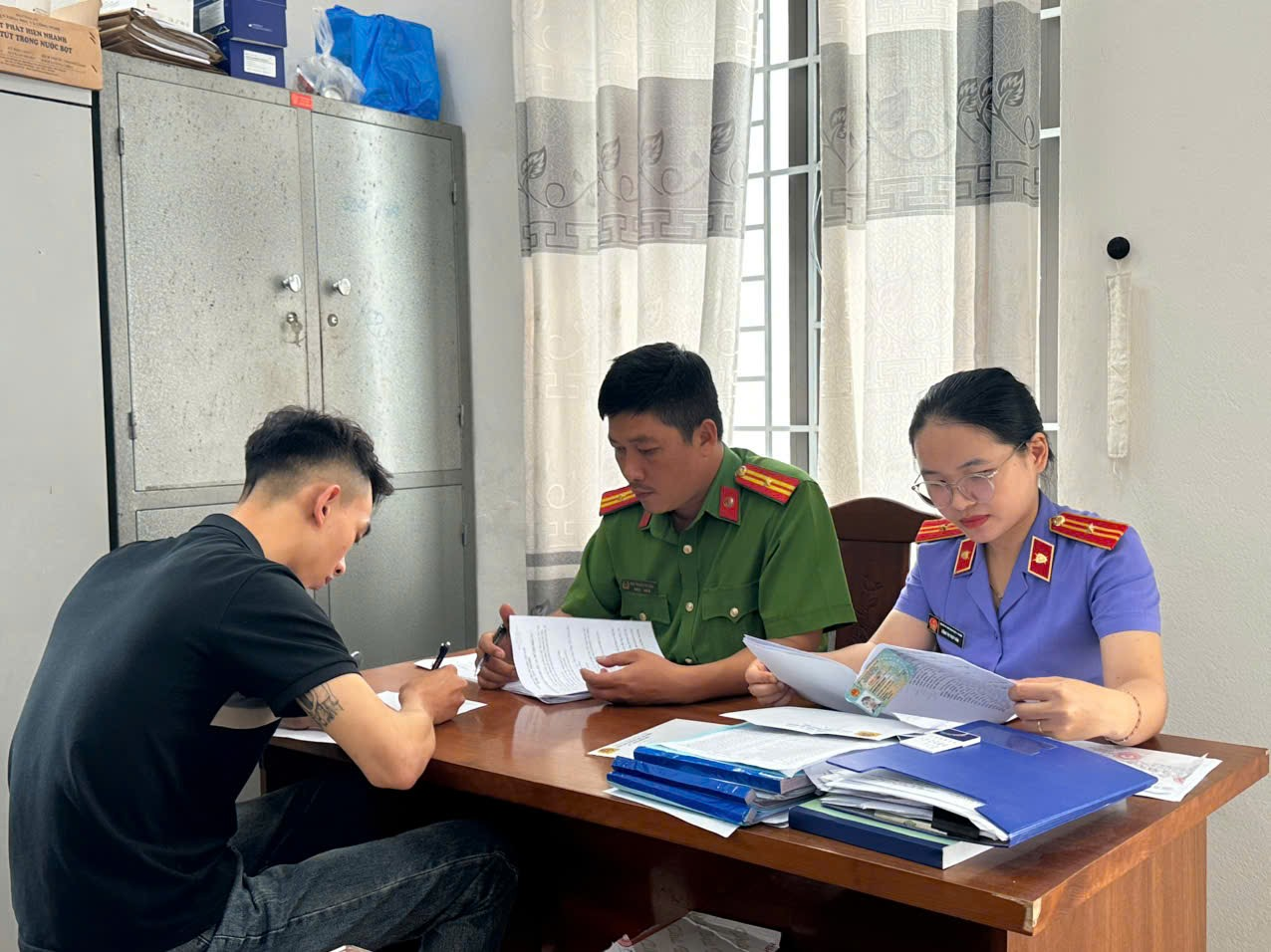 Kiểm sát viên tham gia lấy lời khai đối tượng mua bán trái phép chất ma túy