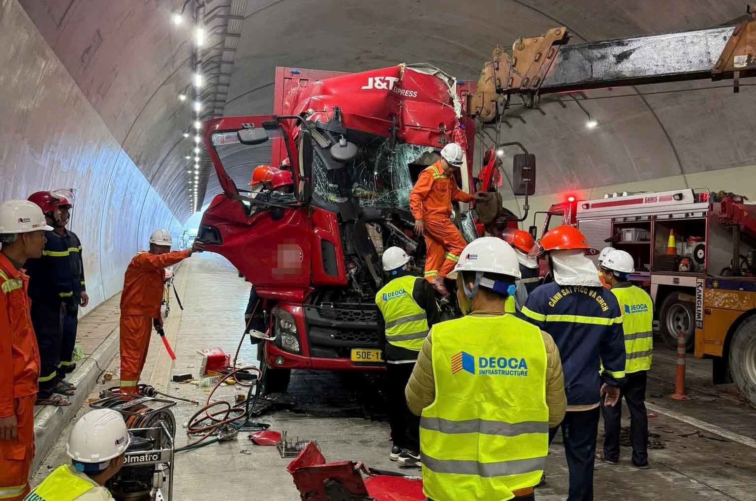 Giải cứu 2 nạn nhân mắc kẹt trong vụ tai nạn giao thông tại hầm Đèo Bụt
