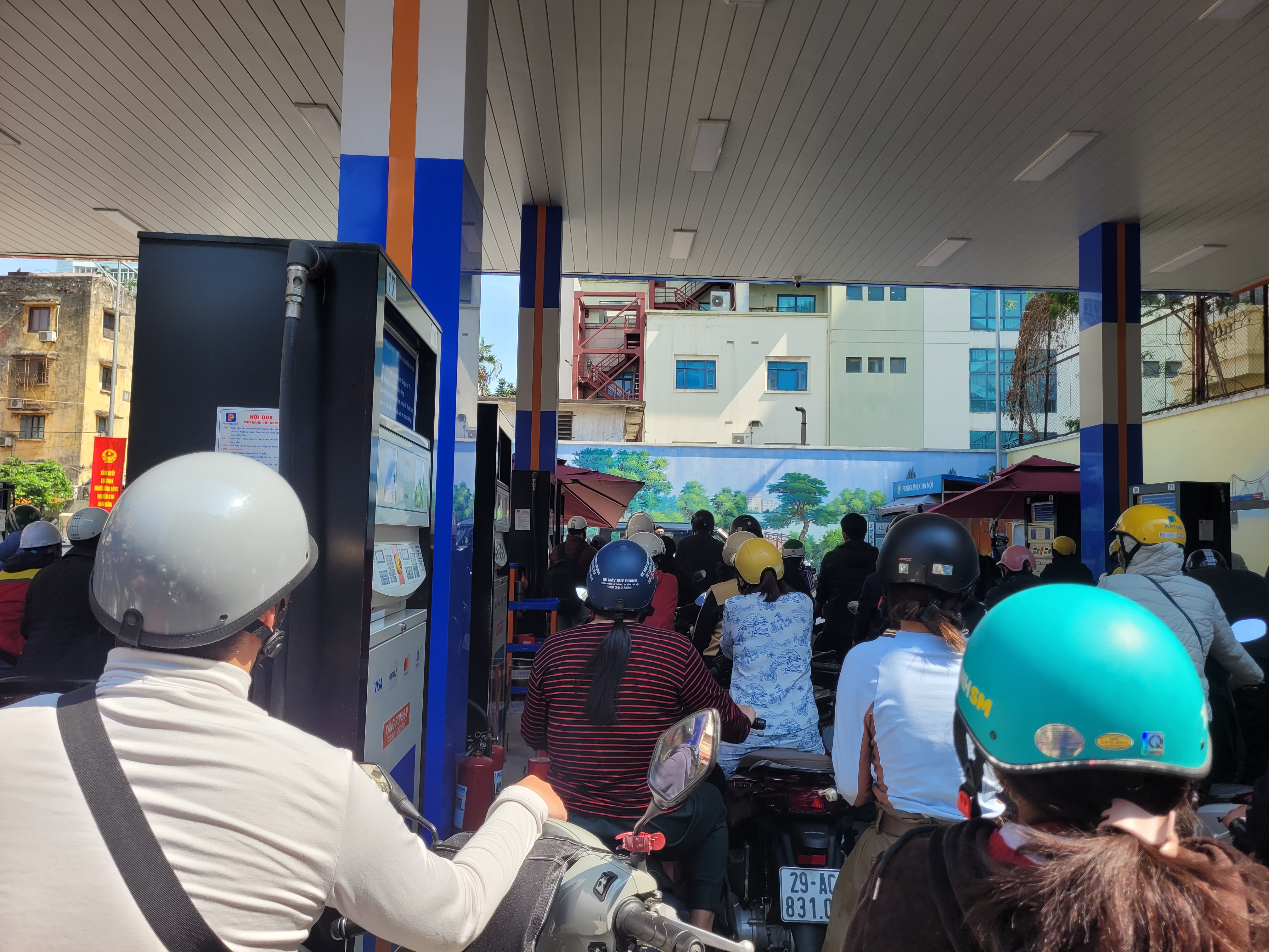 Điều chỉnh giá bán lẻ xăng dầu từ 23h45 ngày 10 3, mức tăng giá đã giảm so với trước