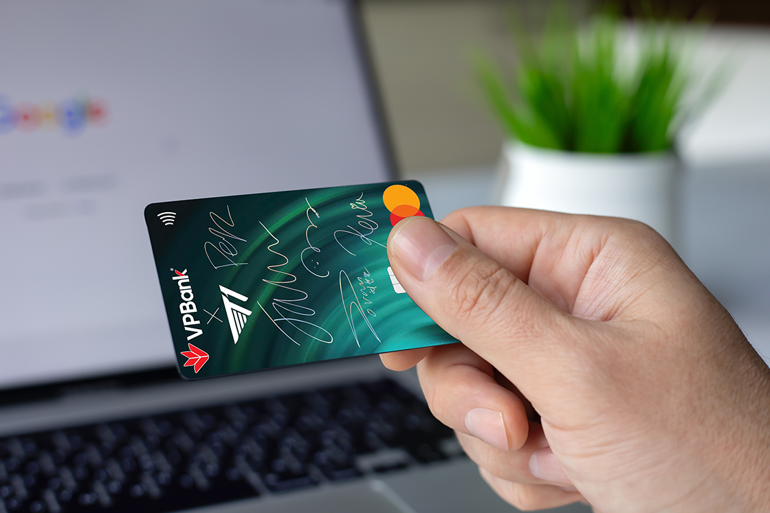 Nhiều cơ hội sở hữu thẻ tín dụng có đủ chữ kí đội tuyển T1