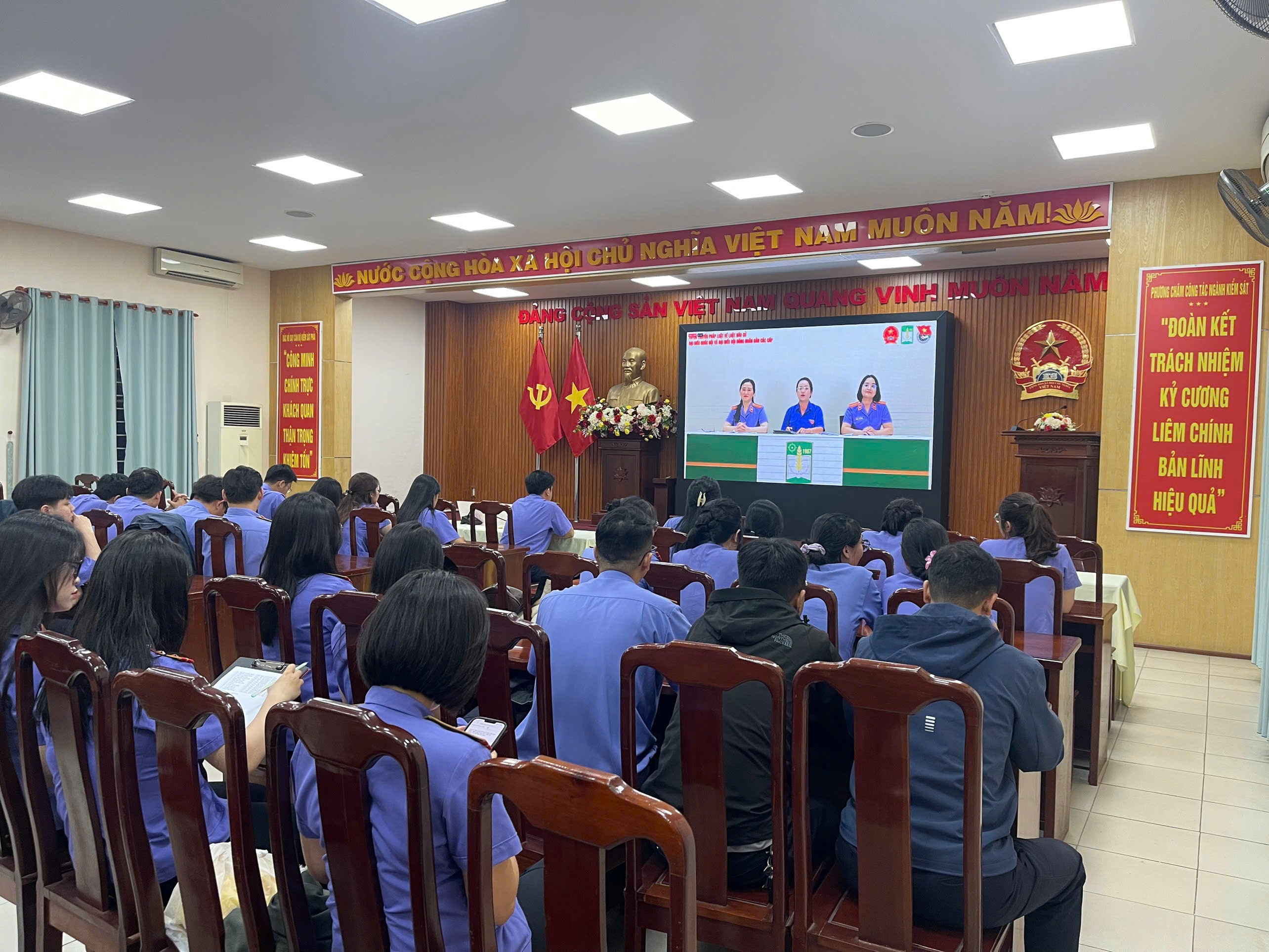 VKSND TP Huế tuyên truyền Luật Bầu cử cho sinh viên qua hình thức livestream