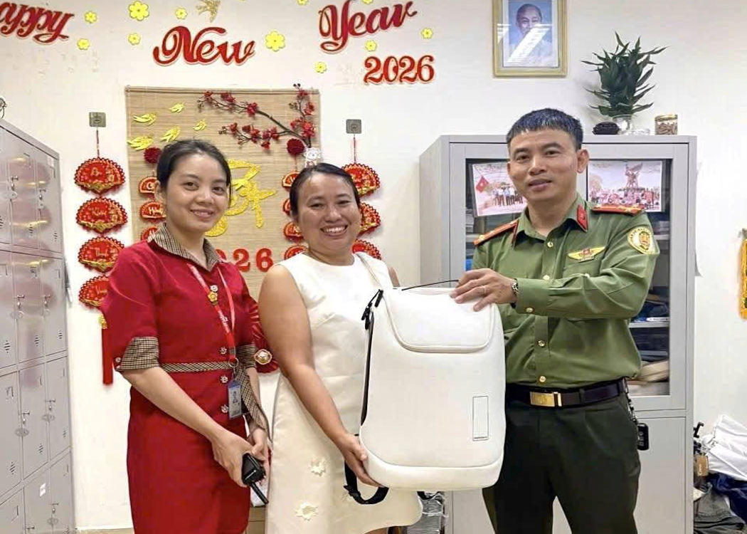 Trao trả gần 150 triệu đồng cho du khách Ấn Độ bỏ quên tại sân bay Đà Nẵng