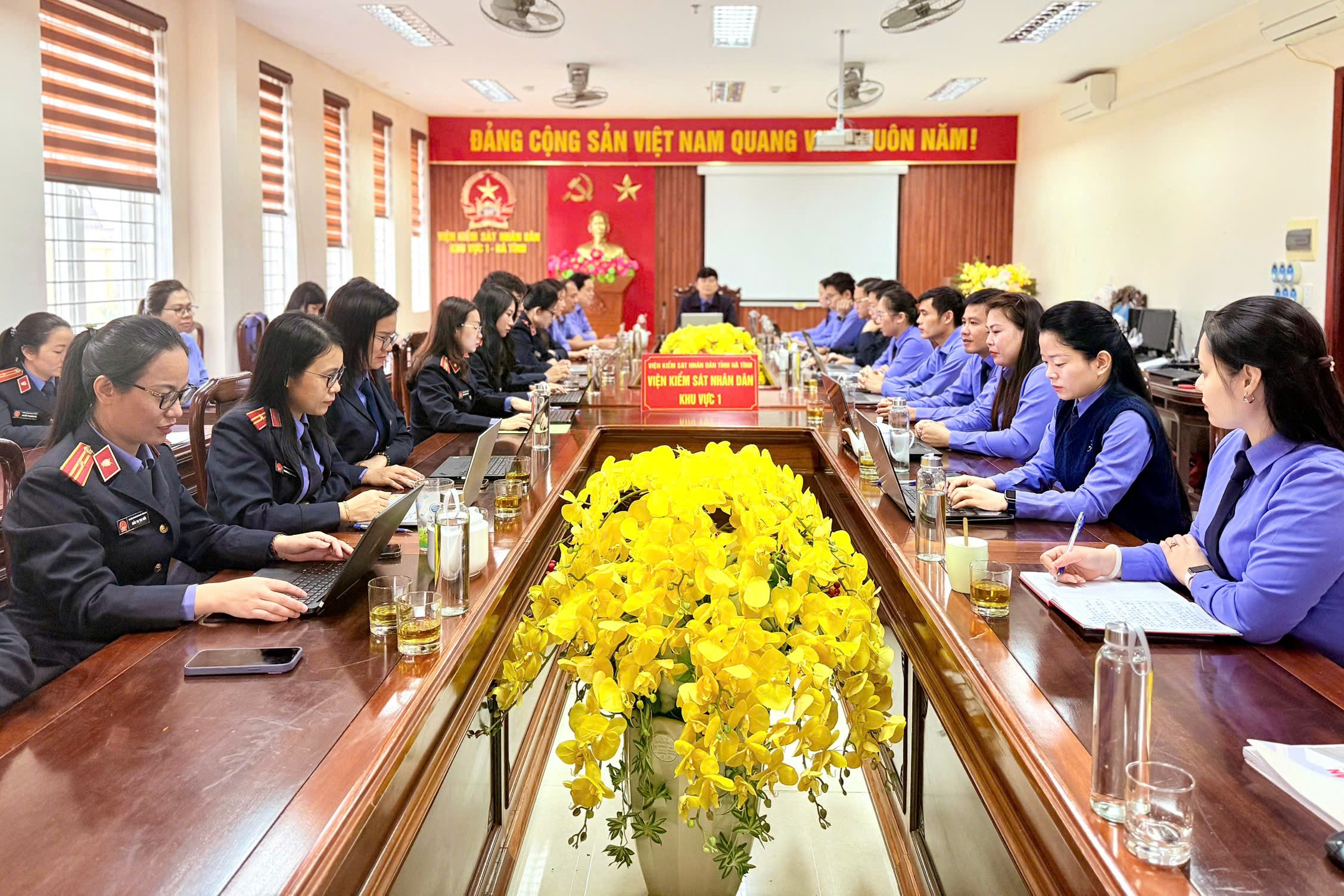 VKSND khu vực 1- Hà Tĩnh triển khai ứng dụng phần mềm họp không giấy