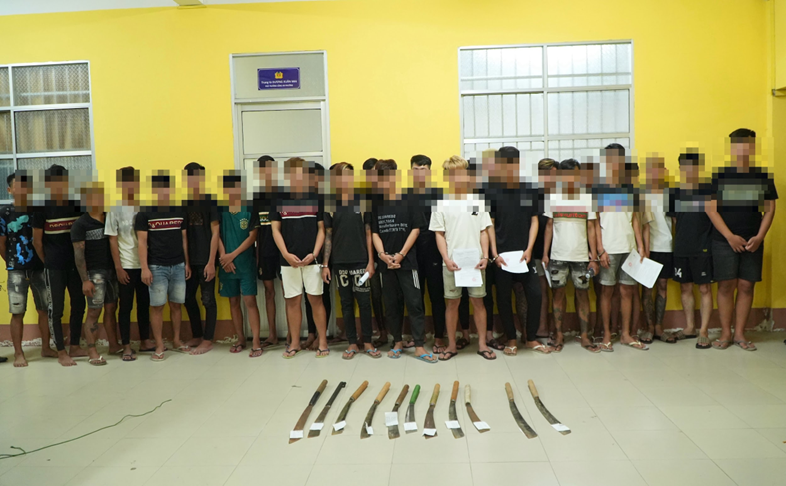 Bắt nhóm đối tượng dùng dao tự chế “gây rối trật tự công cộng”