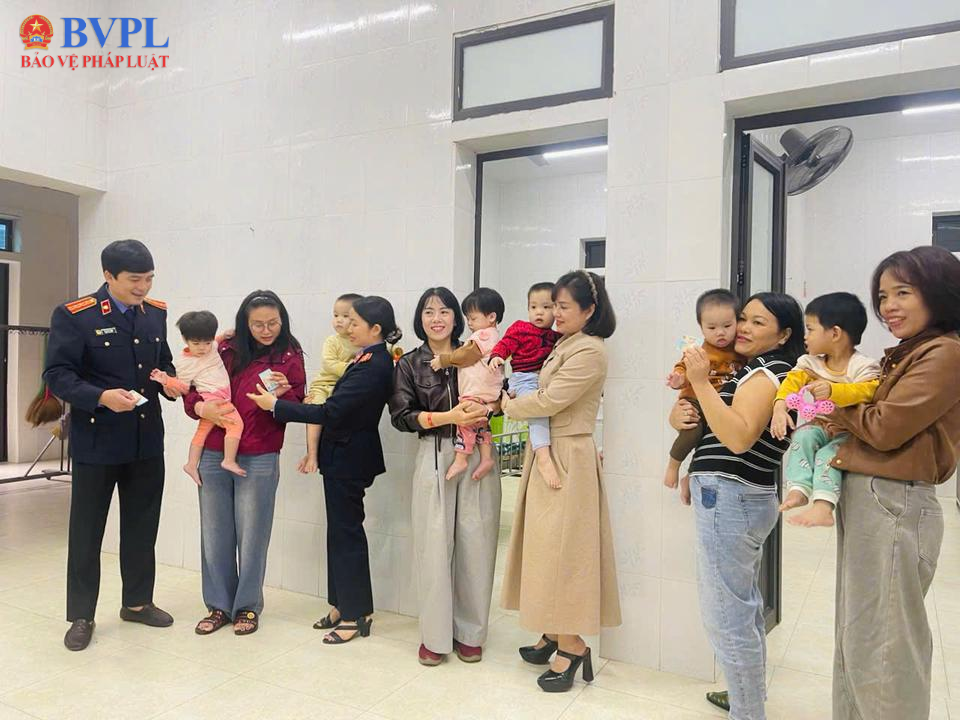 Viện kiểm sát trao căn cước cho trẻ mồ côi sau kiến nghị theo Nghị quyết 205