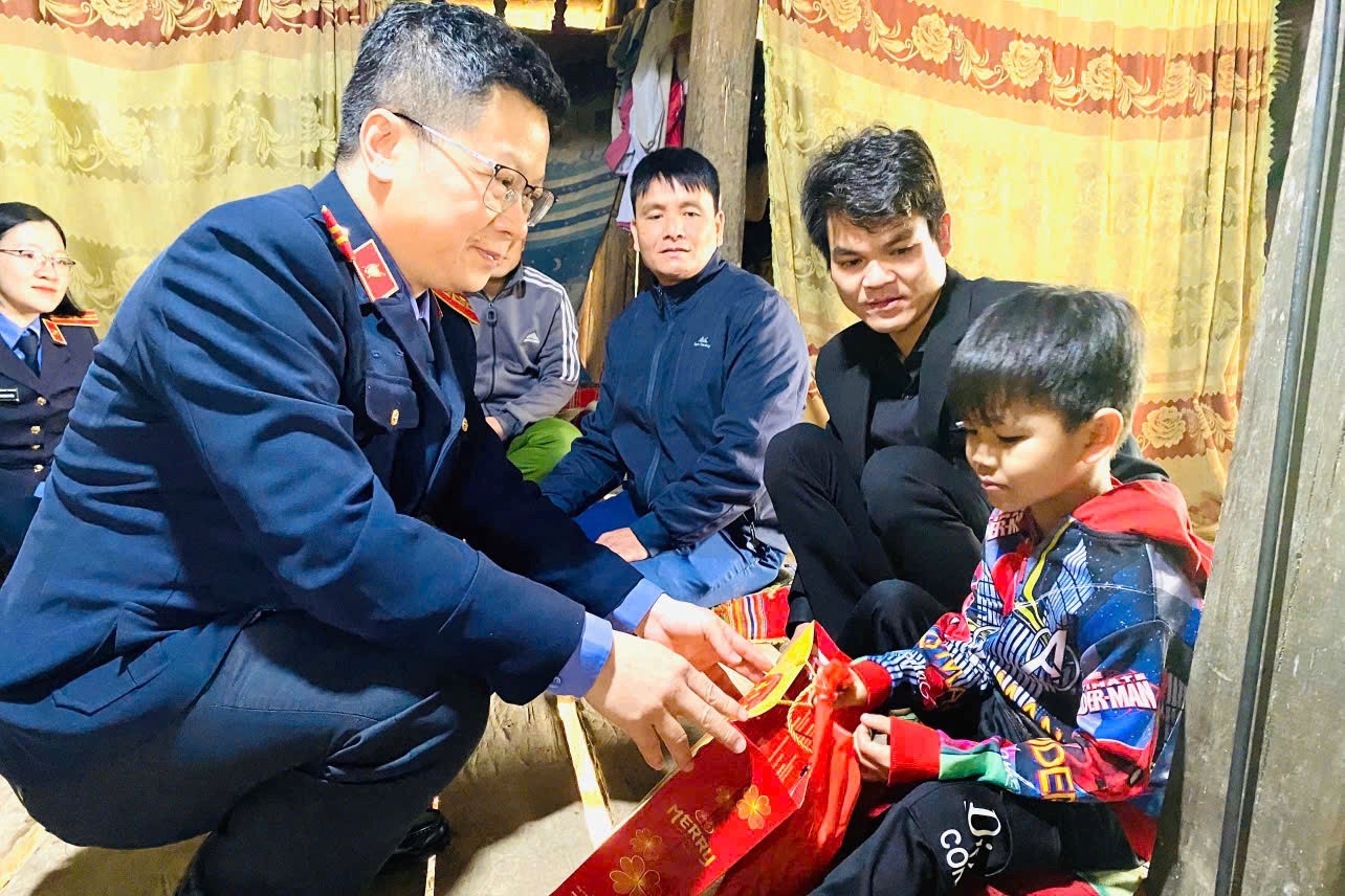 VKSND khu vực 1, tỉnh Lai Châu vào cuộc giúp bé trai 6 tuổi được cấp giấy khai sinh