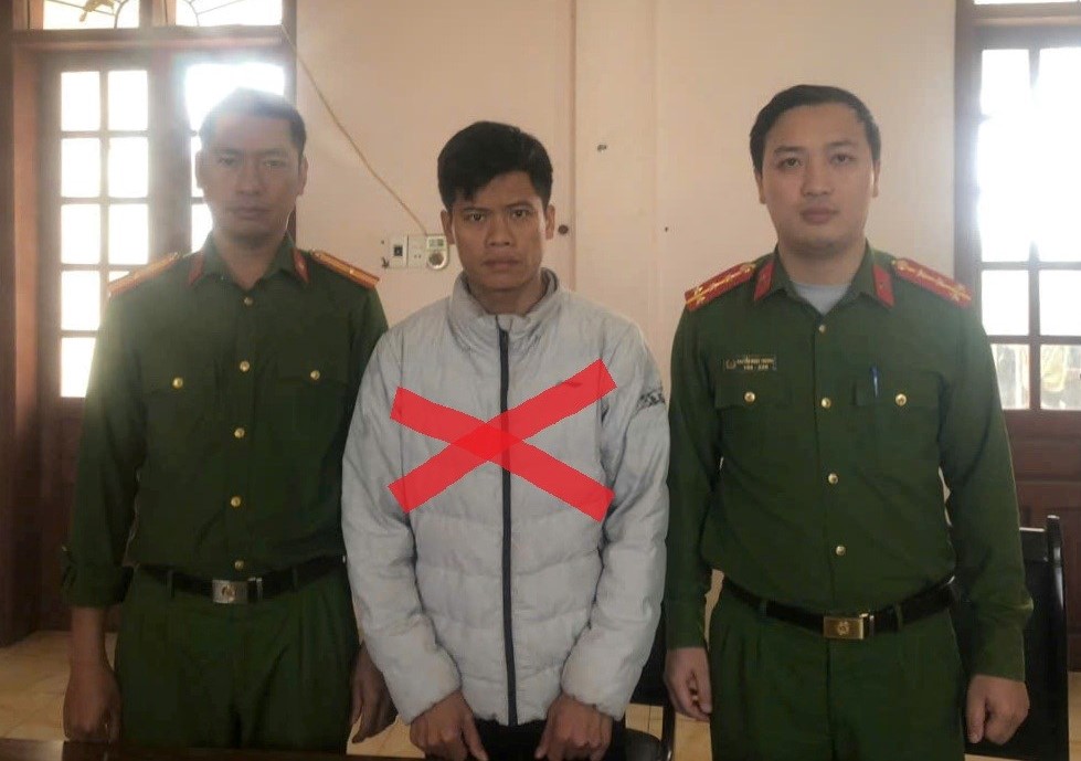 Khởi tố đối tượng túm áo, kéo lê người phụ nữ ngày 8 3