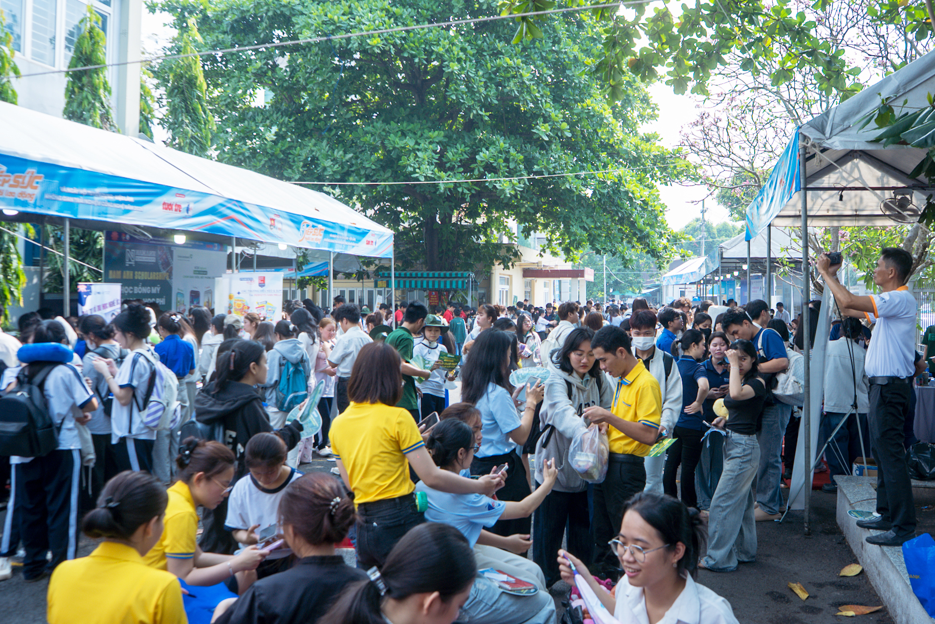 Hàng nghìn người tham gia “Ngày hội tuyển dụng - việc làm”