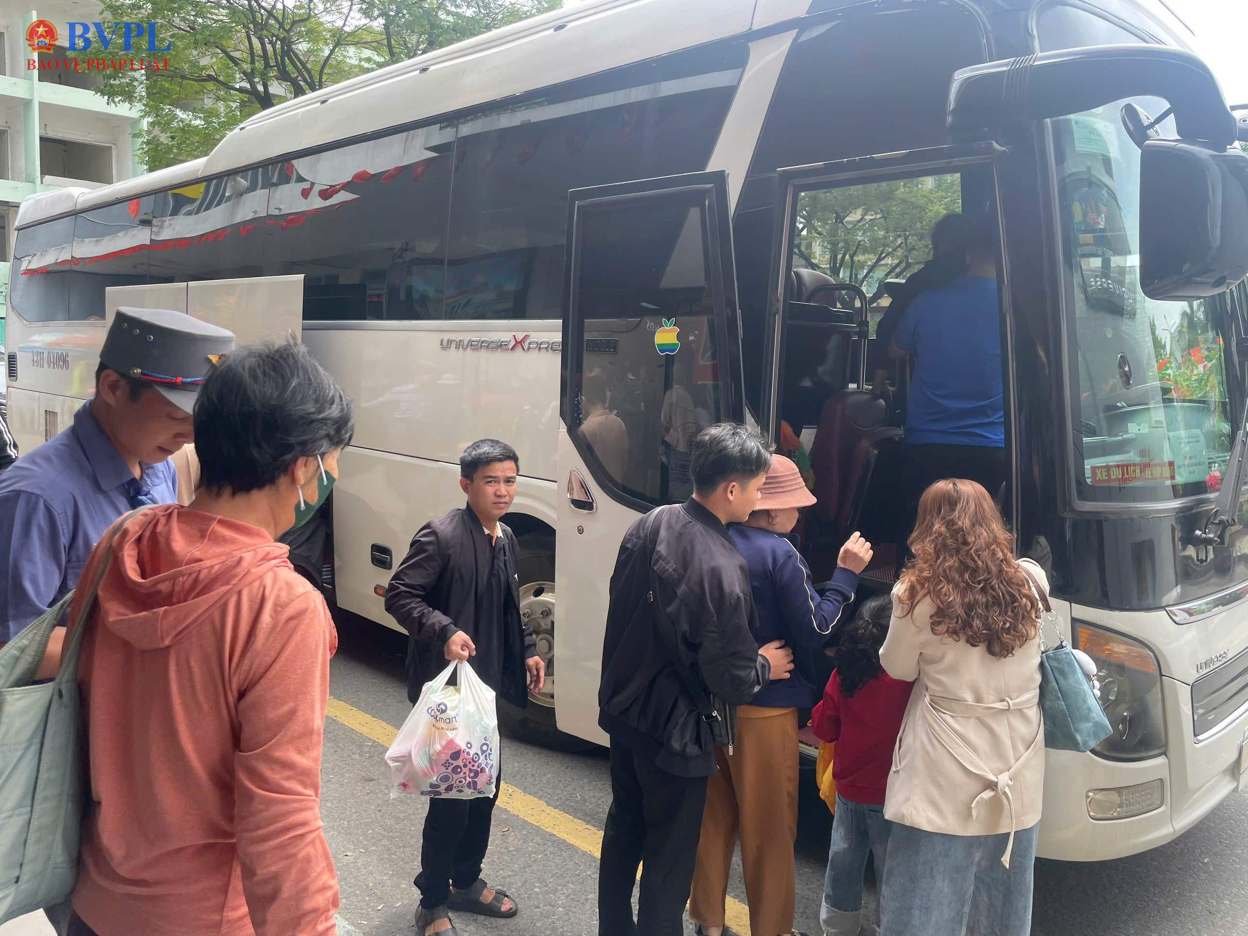 Sự cố đá rơi tại đèo Hải Vân Tàu hỏa tạm dừng lưu thông, hành khách được trung chuyển