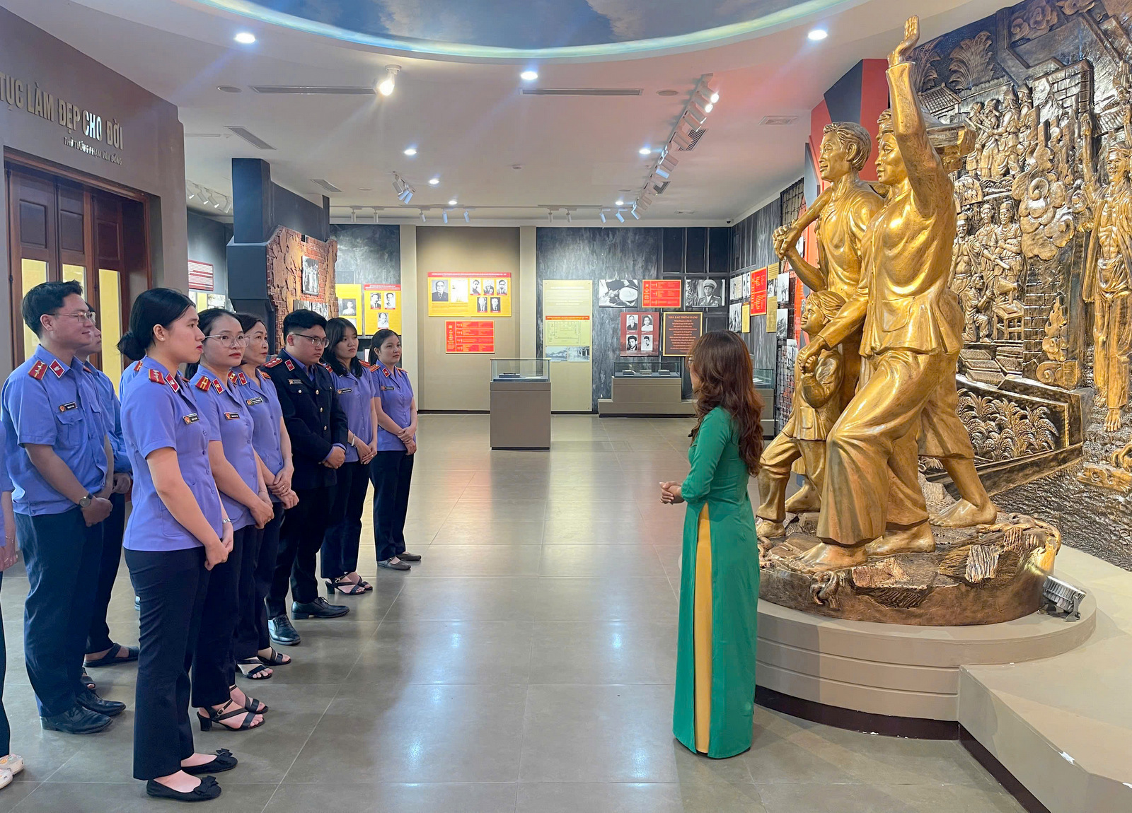 Chi đoàn VKSND khu vực 10, TP Đà Nẵng tổ chức chương trình “Tìm về địa chỉ đỏ”