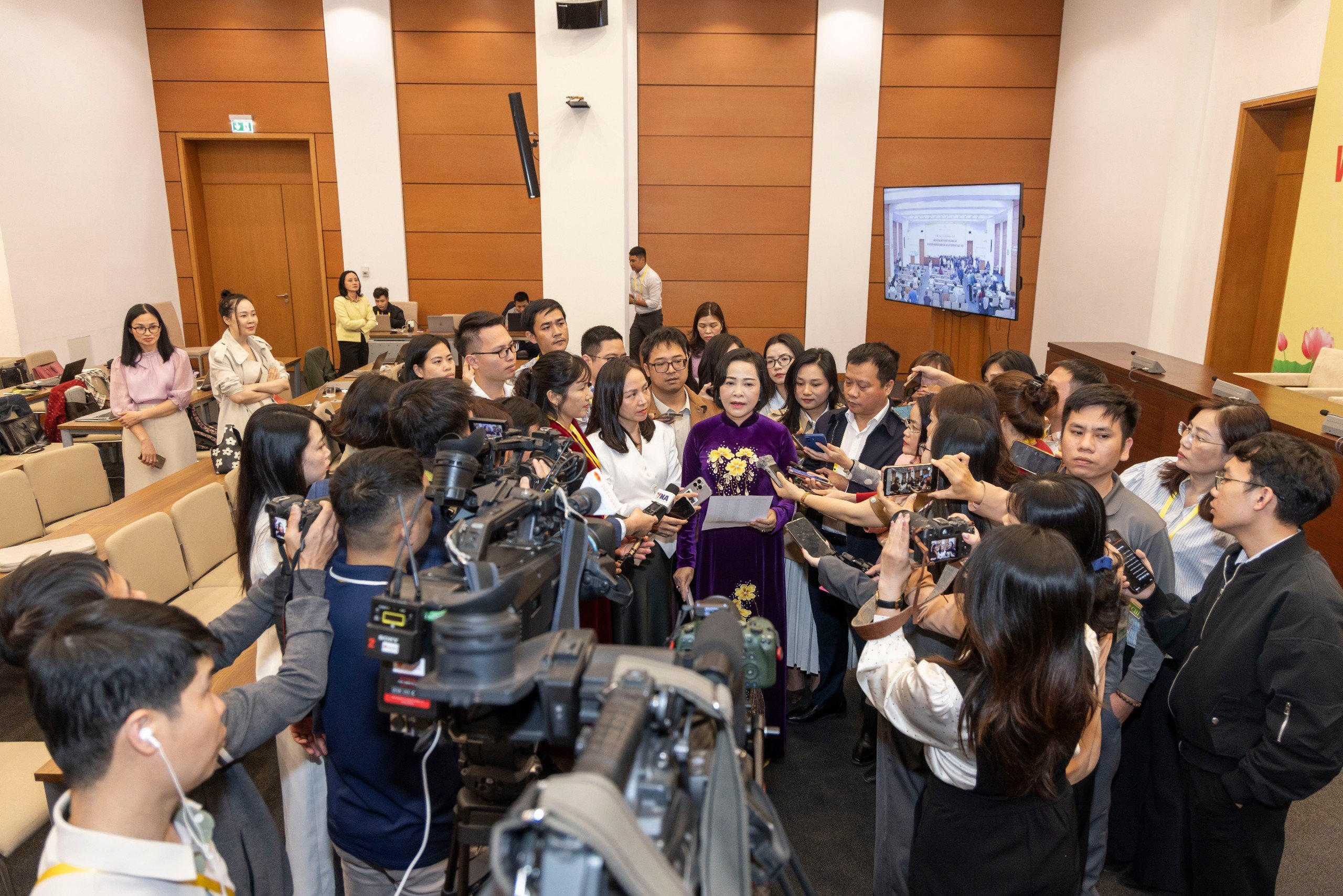 Đến trưa ngày 15 3, có hơn 70 cử tri cả nước đã đi bỏ phiếu