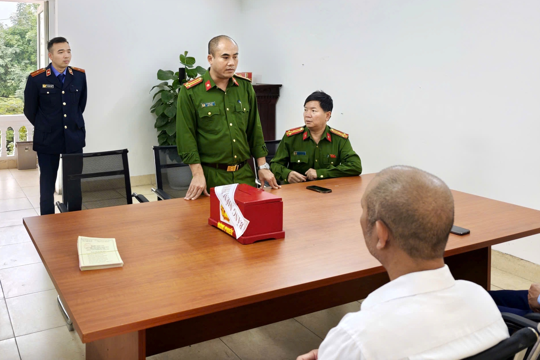 VKSND khu vực 3, TP Hà Nội kiểm sát việc tổ chức bầu cử cho người bị tạm giữ, tạm giam