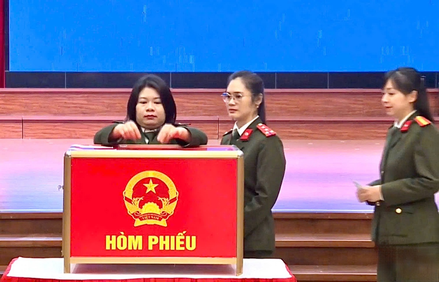 Cán bộ, chiến sĩ Công an TP Hải Phòng bỏ những lá phiếu đầu tiên, bảo đảm an ninh ngày bầu cử