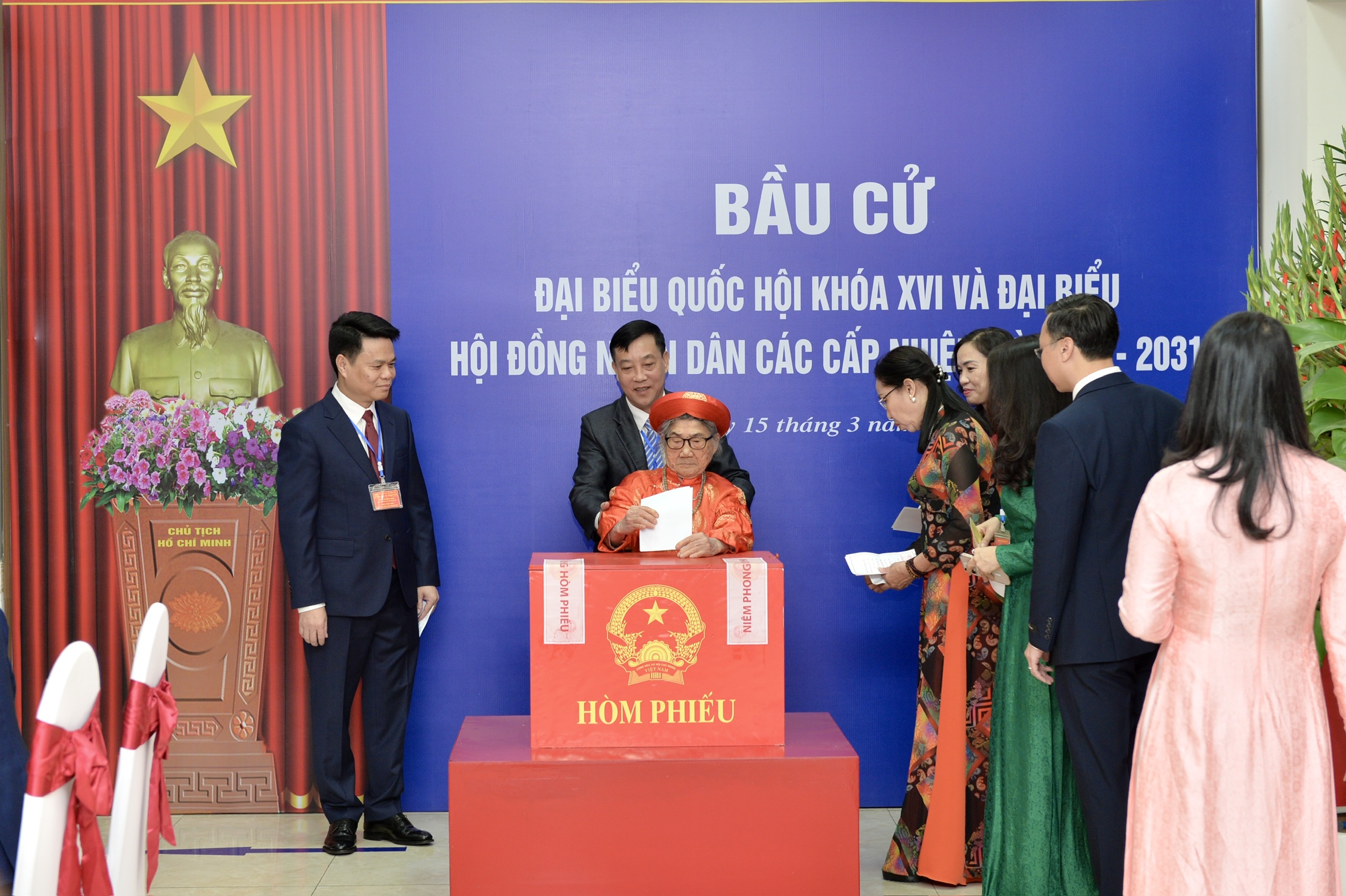 Không khí nô nức đi bầu cử của cử tri Hải Phòng