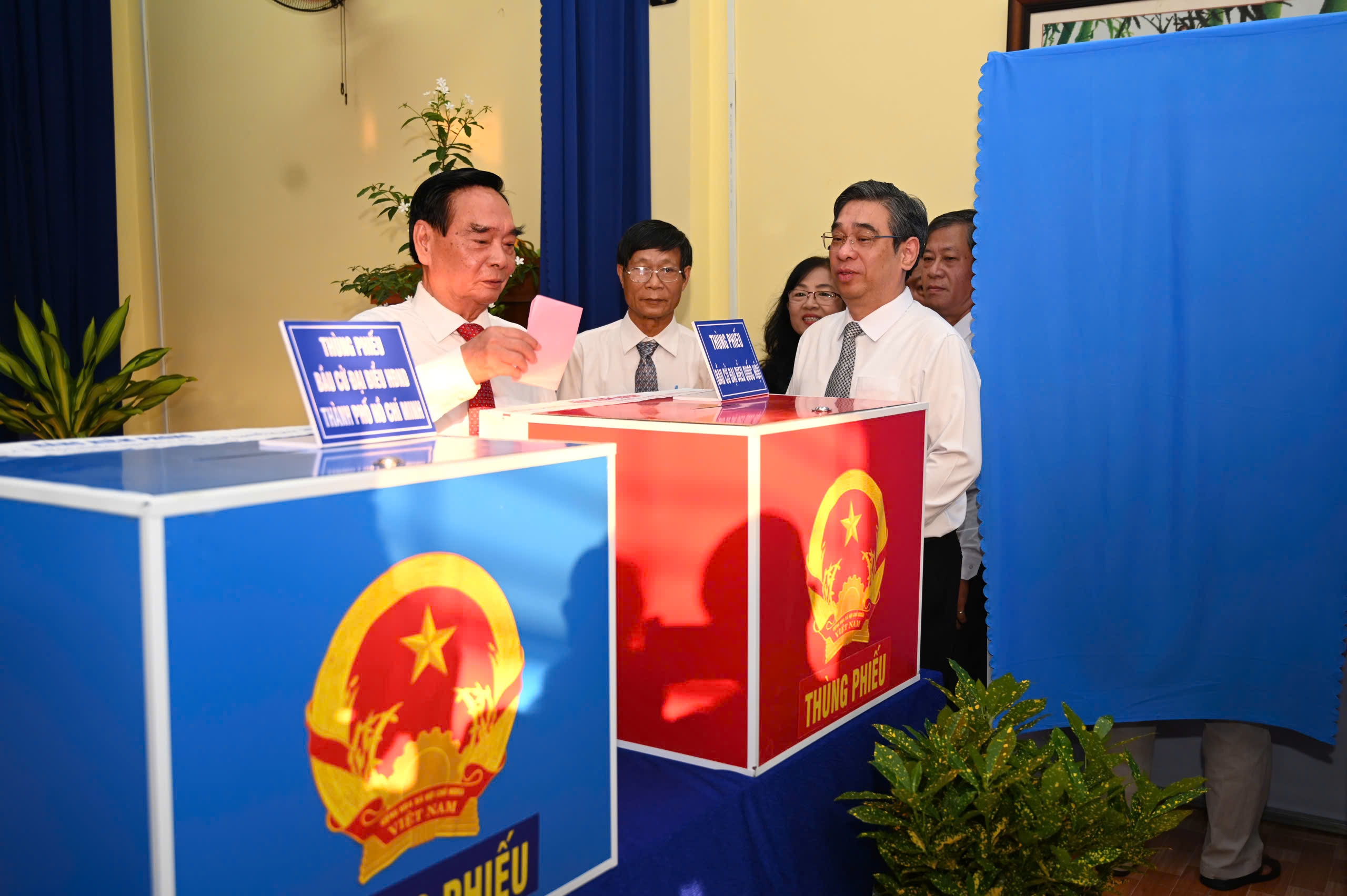 Cử tri nhiều khu vực ở thành phố Hồ Chí Minh tham gia bỏ phiếu sớm đạt tỉ lệ 100