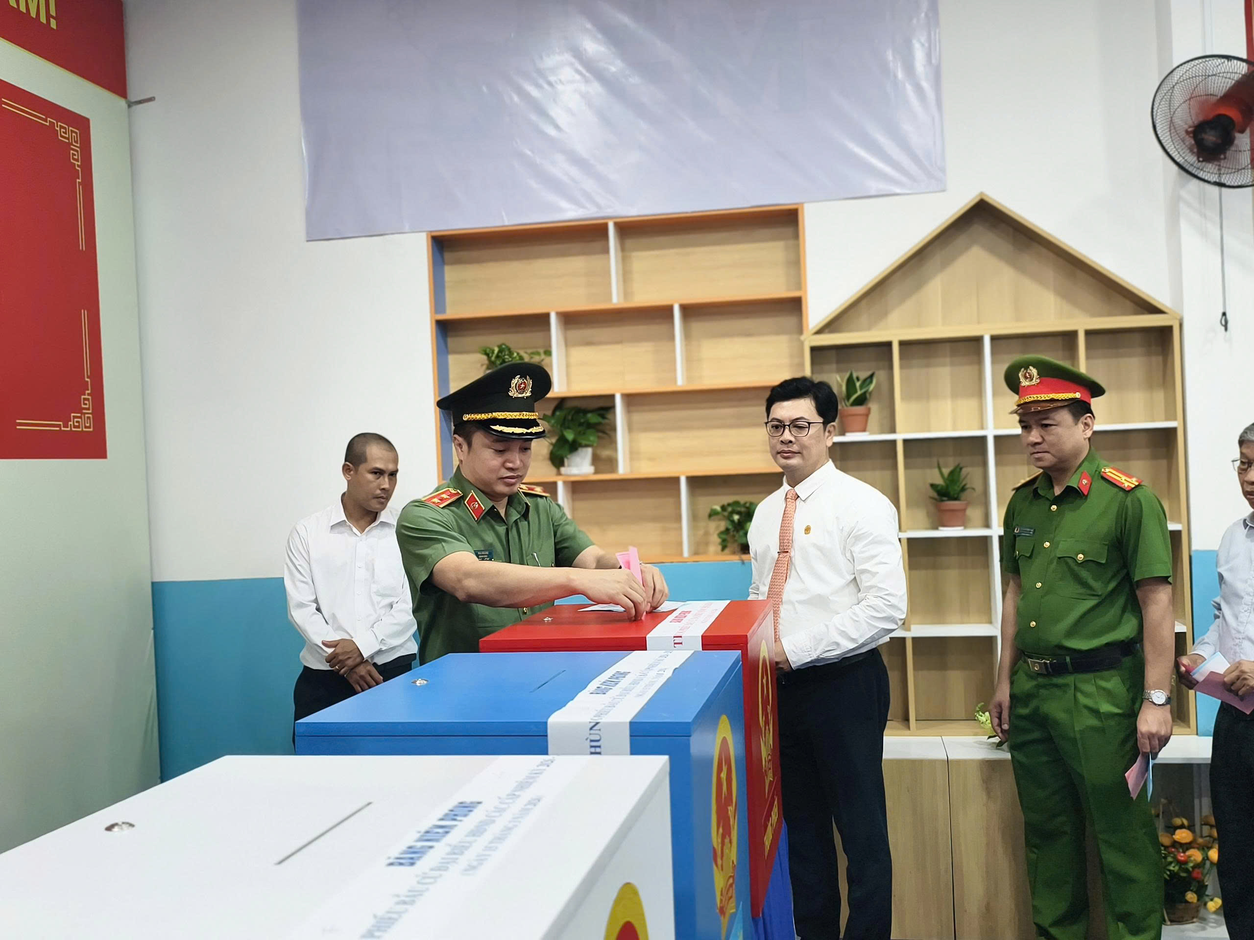 Cử tri nhiều khu vực ở thành phố Hồ Chí Minh tham gia bỏ phiếu sớm đạt tỉ lệ 100