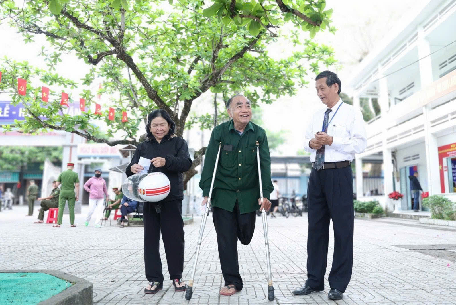 Sôi nổi, trang nghiêm không khí bầu cử tại TP Huế, Đà Nẵng và Quảng Ngãi