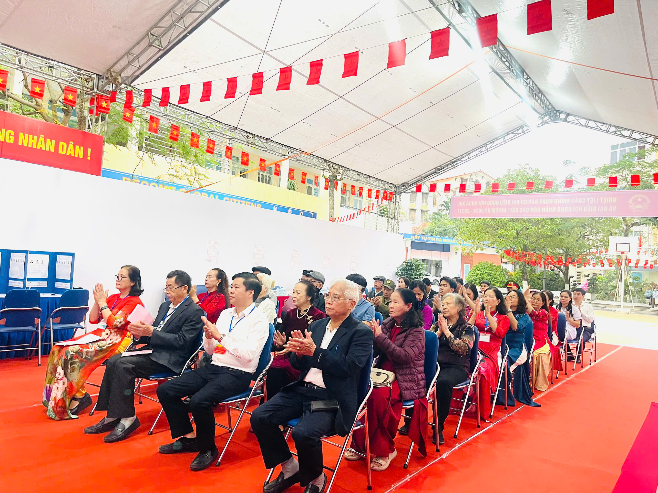 Cử tri phấn khởi khi thực hiện quyền và trách nhiệm công dân