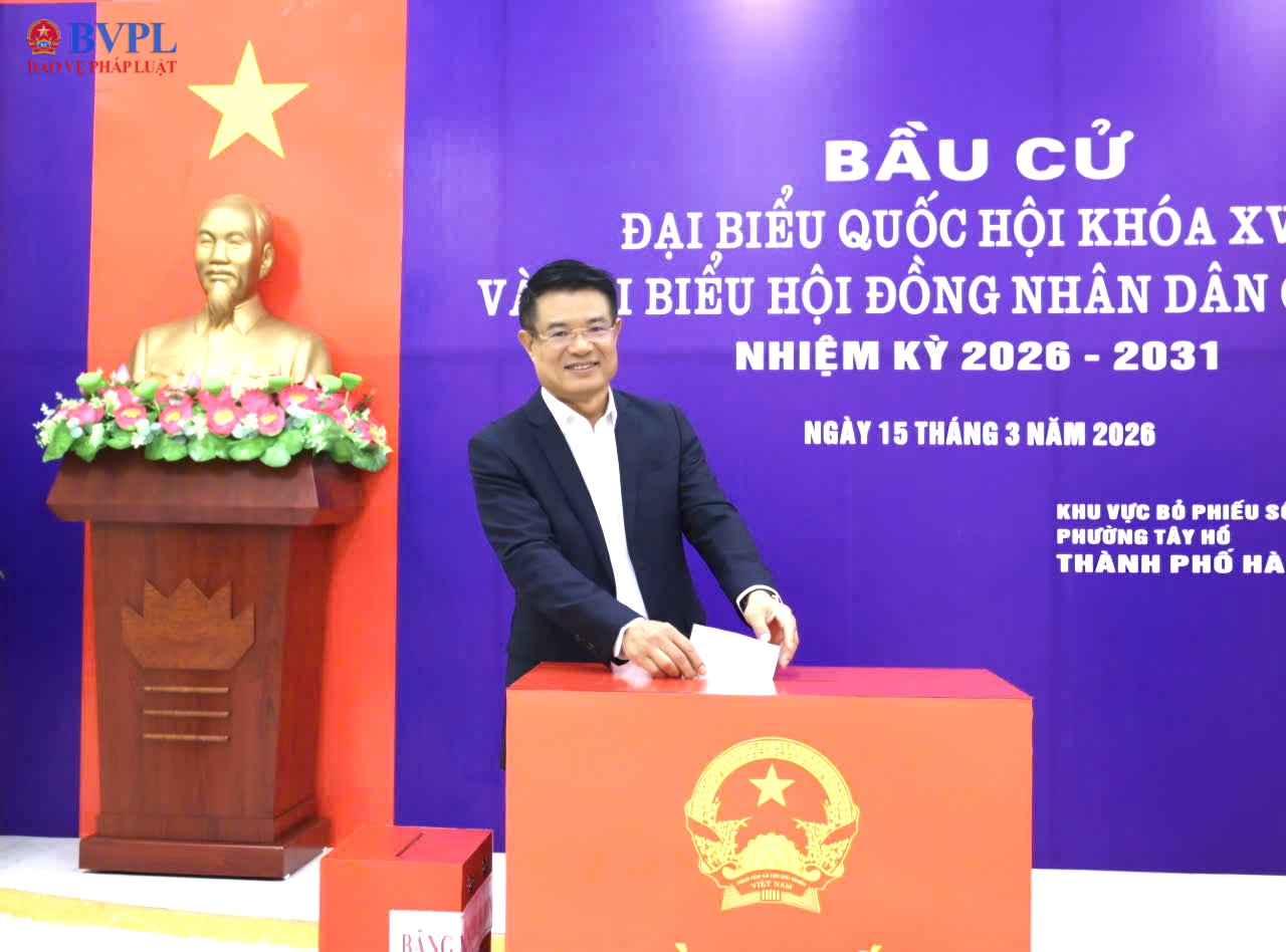 Viện trưởng Nguyễn Huy Tiến dự khai mạc và bỏ phiếu bầu cử tại Tổ bầu cử số 25, phường Tây Hồ, Hà Nội