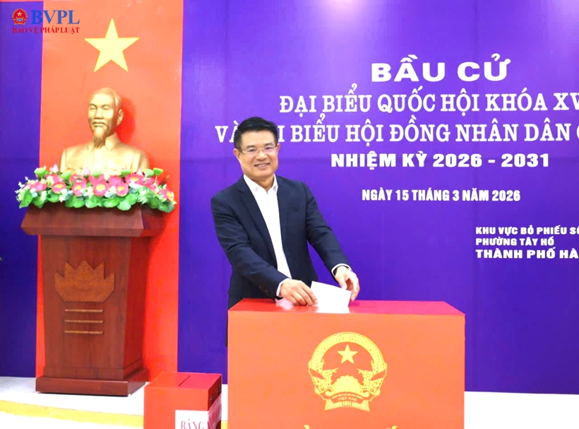 Viện trưởng Nguyễn Huy Tiến dự khai mạc và bỏ phiếu bầu cử tại Tổ bầu cử số 25, phường Tây Hồ, Hà Nội