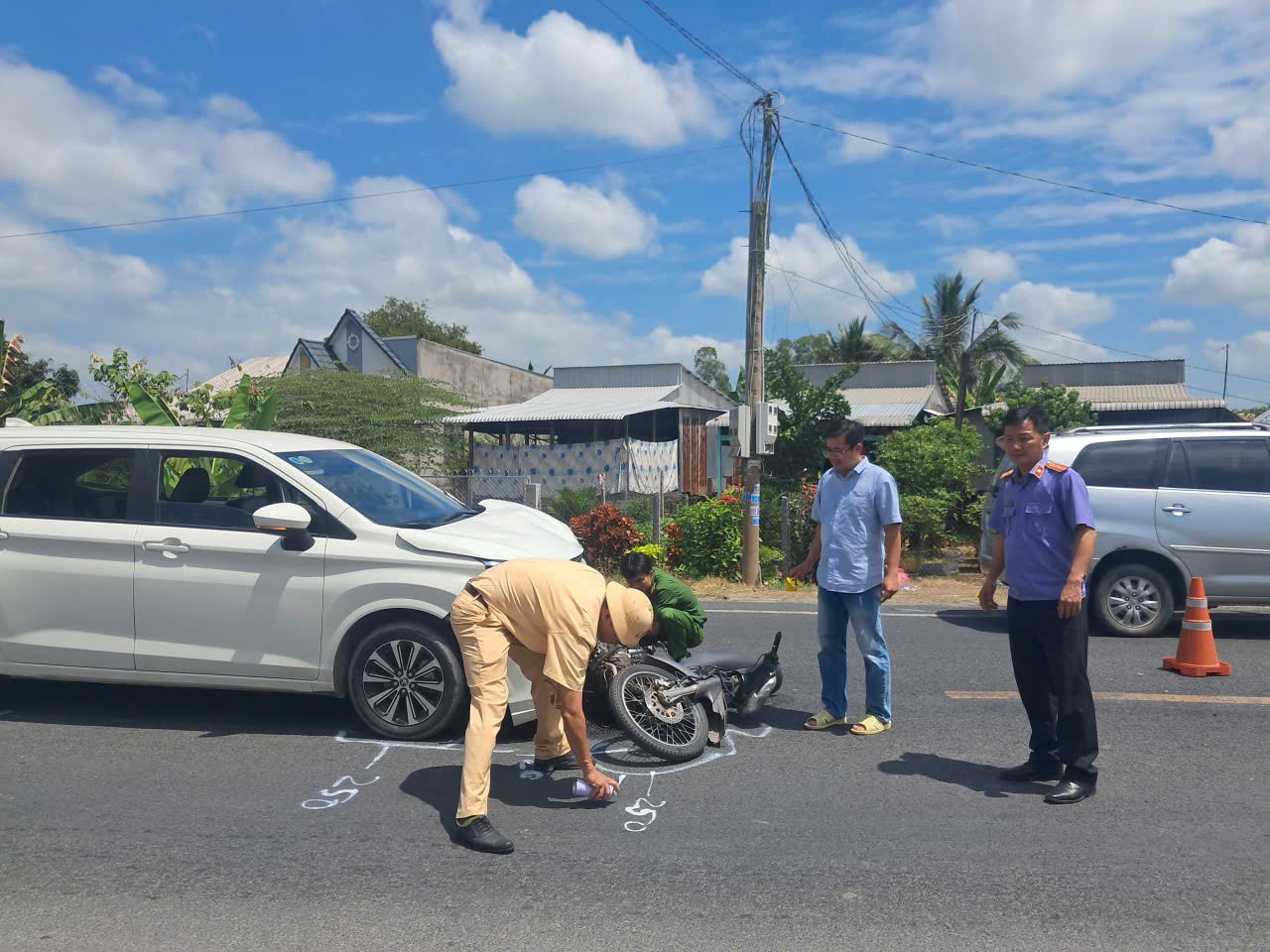 Kiểm sát viên trực tiếp kiểm sát hiện trường vụ tai nạn giao thông nghiêm trọng trên Quốc lộ 30