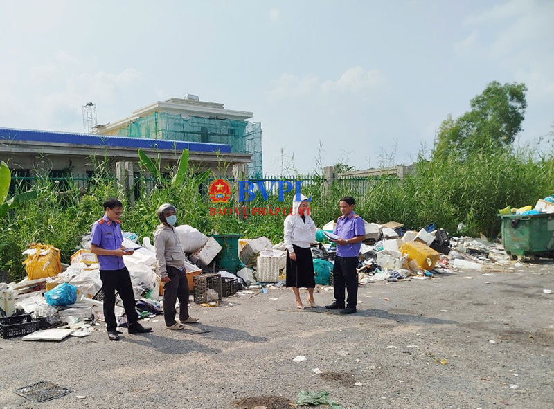 Từ phản ánh của người dân, Viện kiểm sát kiểm tra điểm tập kết rác gây ô nhiễm môi trường
