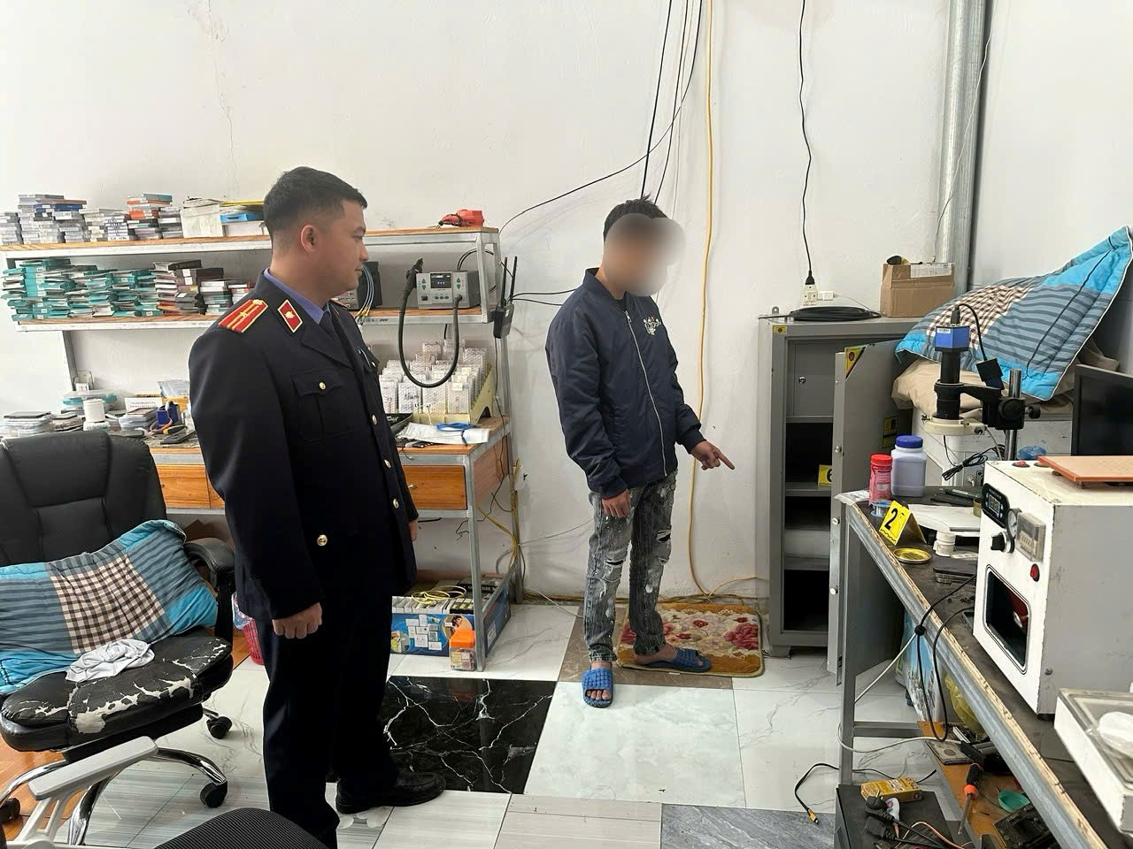 Phê chuẩn khởi tố 2 bị can trộm cắp 39 chiếc điện thoại di động