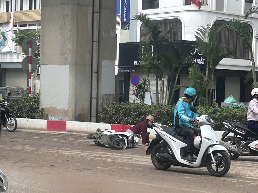 Xác minh, xử lý xe tải làm rơi vãi đất thải xuống đường khiến nhiều người bị trơn trượt, ngã xe