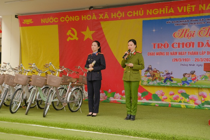 VKSND khu vực 1 - Quảng Ninh phối hợp trao quà và lan toả kiến thức pháp luật cho học sinh vùng khó