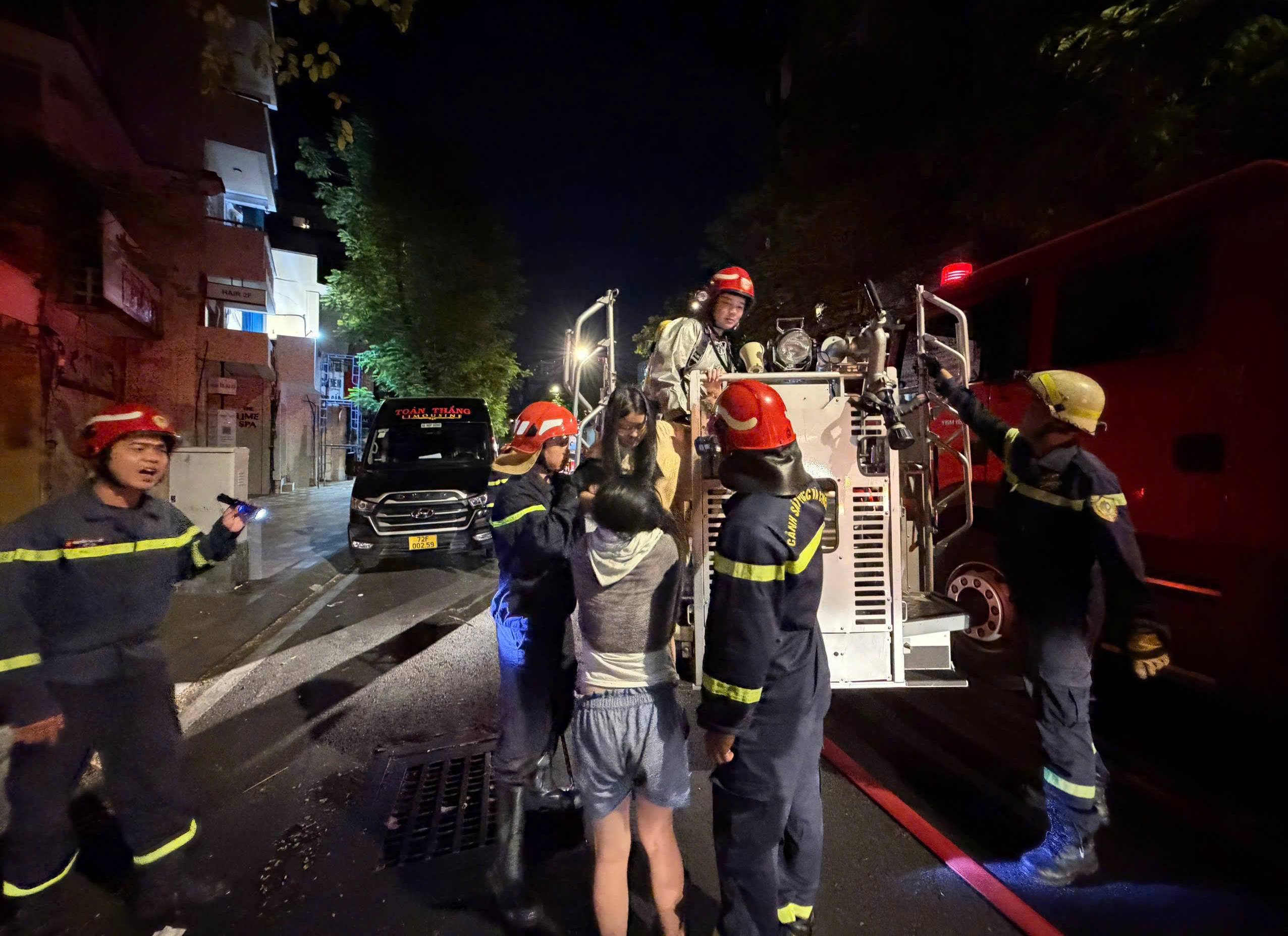 Cảnh sát kịp thời cứu 5 người mắc kẹt trong vụ cháy nhà dân trên đường Yersin