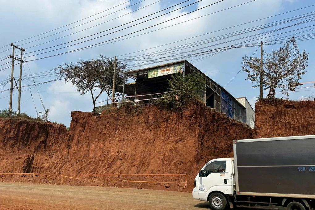 Đồng Nai họp, xin lỗi người dân vụ nhà “cheo leo” sau khi hạ cốt nền đường ĐT 753