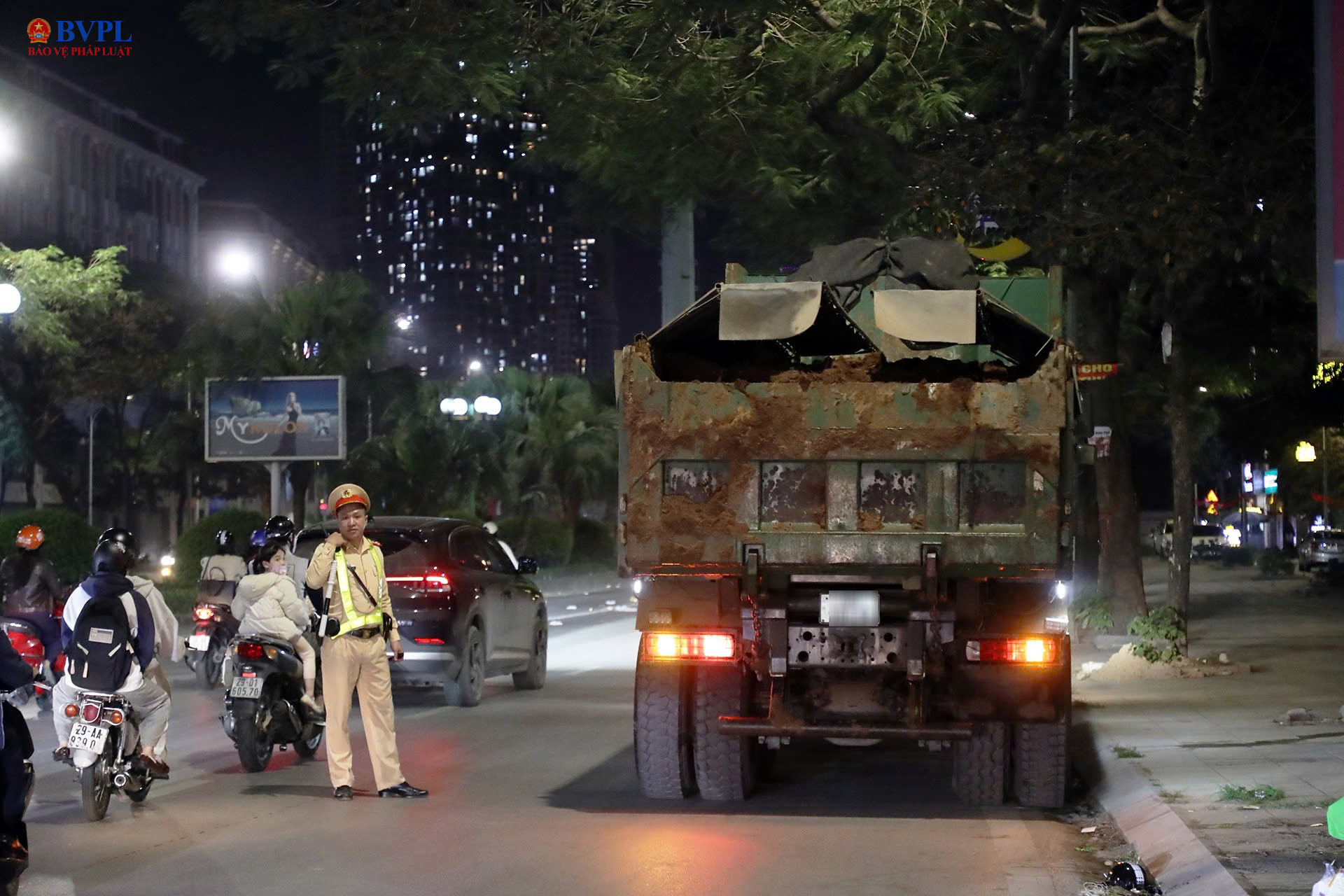 Hà Nội tăng cường xử lý xe tải làm rơi vãi bùn đất trên đường