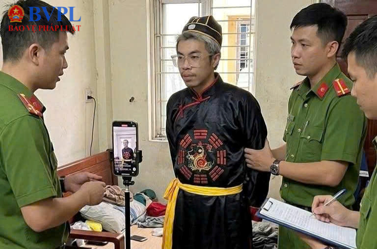 Thủ đoạn lừa đảo của đối tượng nổ “bác sĩ tâm linh” coi bói, giải hạn online