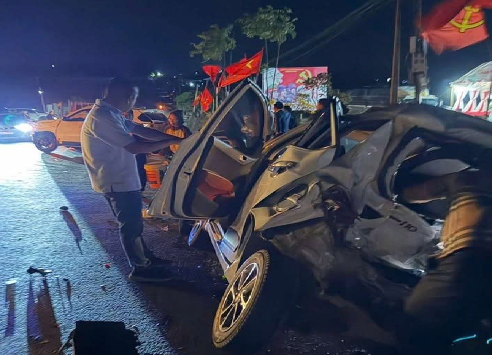 Xe tải tông 3 xe ô tô con đang đỗ bên đường, khiến 1 người tử vong