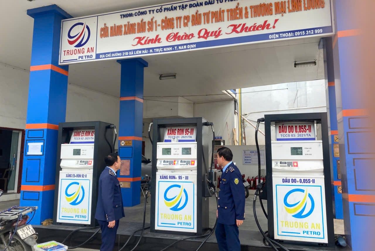 Bán xăng dầu giá cao hơn quy định, một doanh nghiệp bị xử phạt