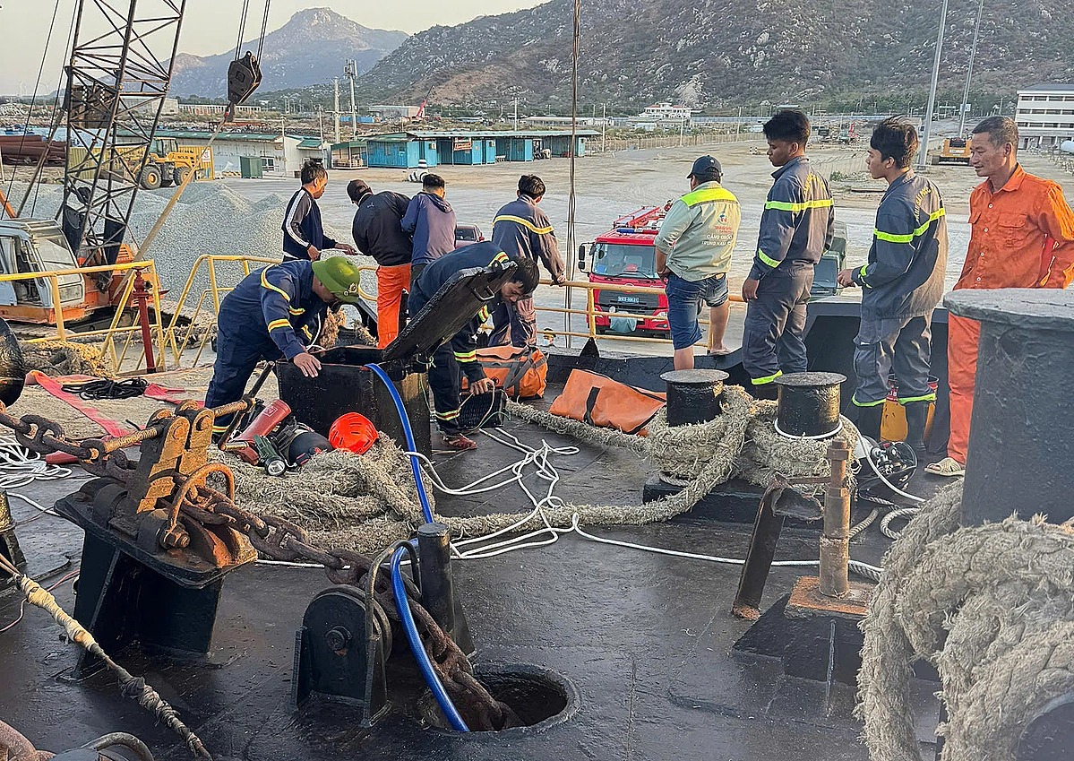 Xuống hầm tàu hàng bơm nước, 3 người thiệt mạng