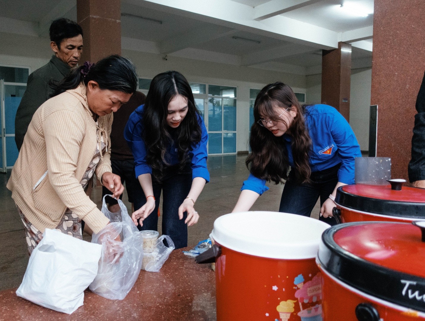Lan tỏa nghĩa tình từ “Nồi cháo yêu thương” của tuổi trẻ VKSND tỉnh Quảng Ngãi