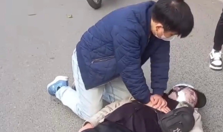 Khen thưởng đột xuất bác sĩ ép tim cứu người trên phố Hà Nội