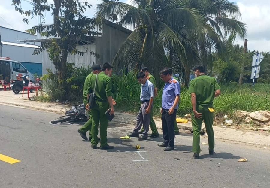 Tham gia khám nghiệm hiện trường vụ “Tai nạn giao thông” xảy ra tại phường Long Phú 1