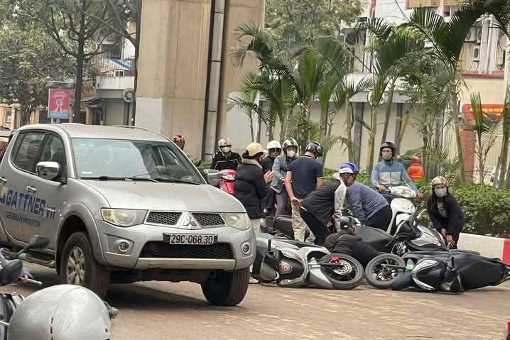 Hà Nội Bùn đất “bủa vây” nhiều tuyến phố, người dân liên tiếp gặp nạn