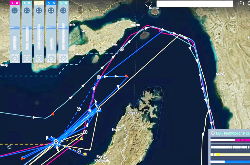 Nhiều tàu hàng đi theo lộ trình bất thường qua eo biển Hormuz