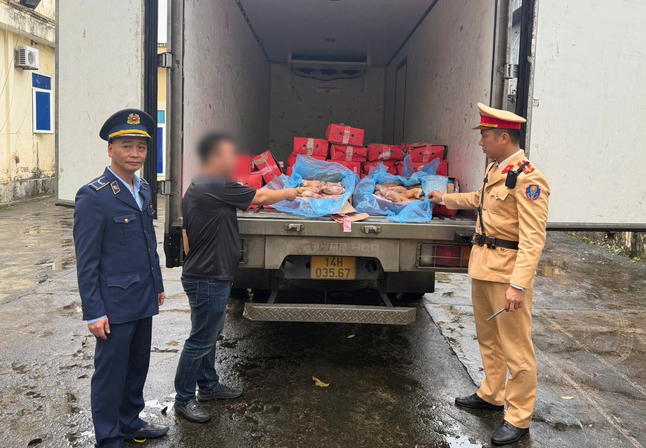 Tiêu hủy 300kg chân giò lợn đông lạnh không rõ nguồn gốc