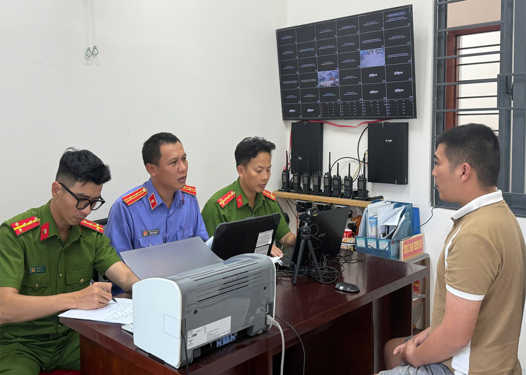 Kiểm sát viên tham gia lấy lời khai đối tượng đánh bạc