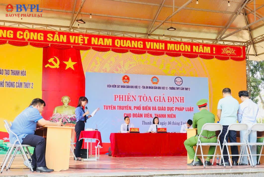 Phối hợp tổ chức phiên tòa giả định tuyên truyền pháp luật cho học sinh