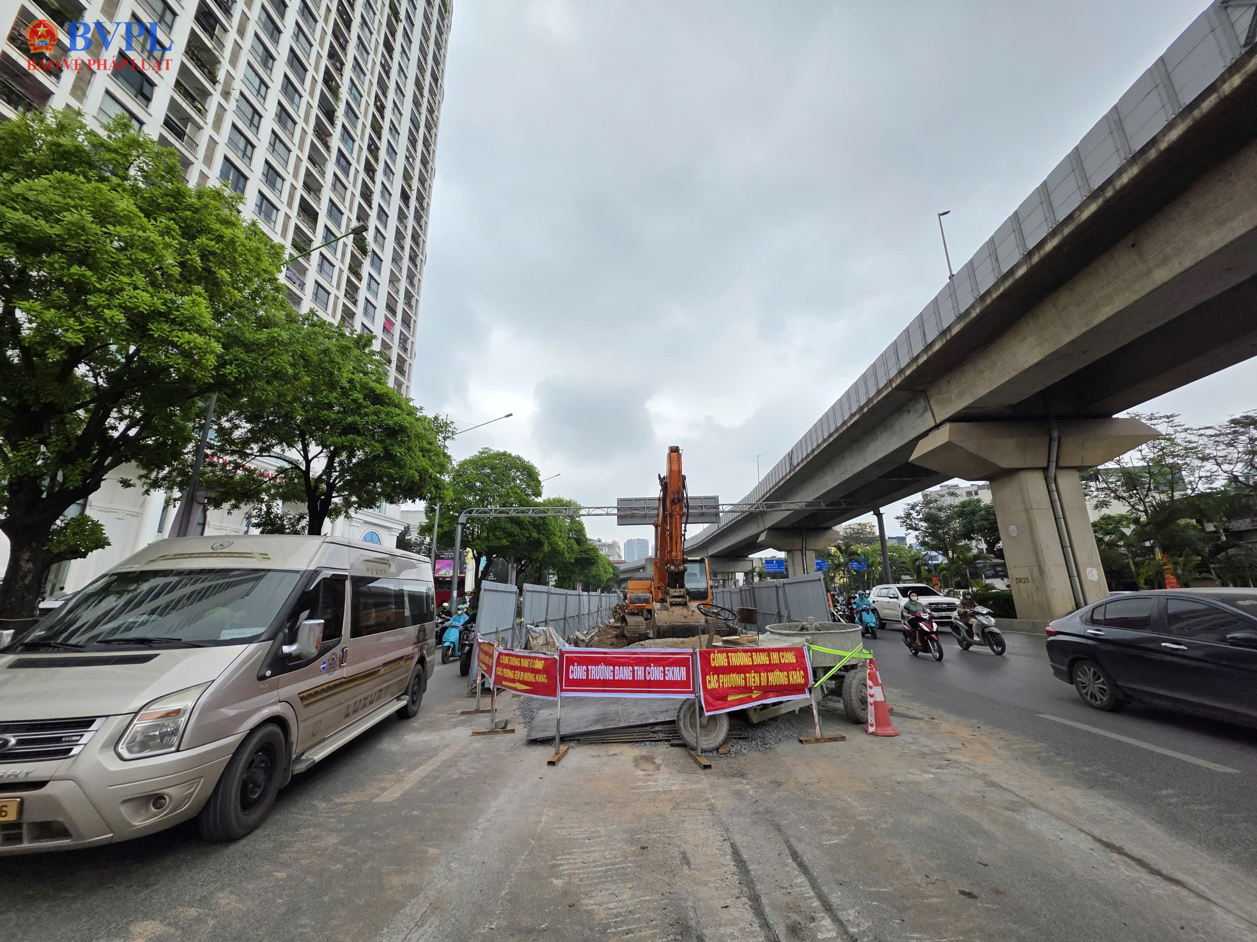 Đường Nguyễn Trãi chật chội do thi công, người dân mong dự án sớm hoàn thành