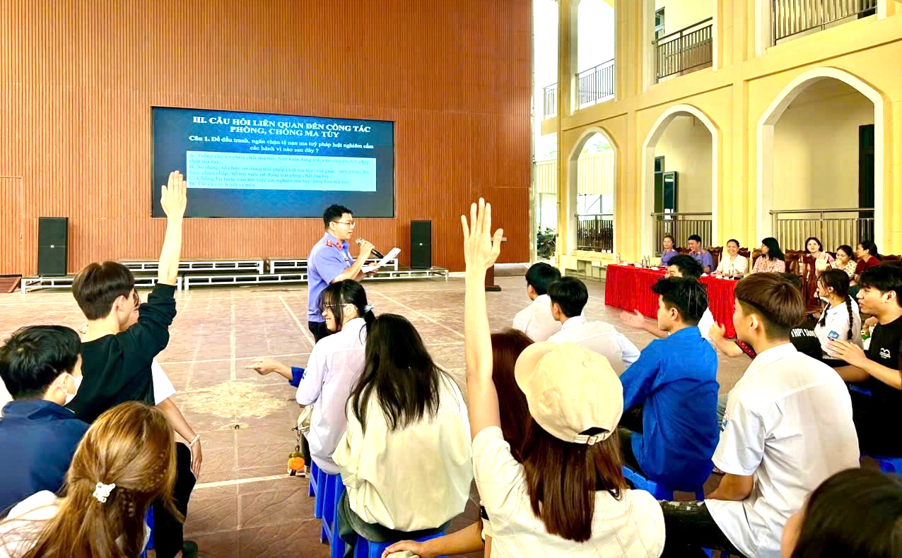 VKSND khu vực 3, tỉnh Sơn La Phối hợp tuyên truyền Nghị quyết 205 tại Trường THPT Sông Mã