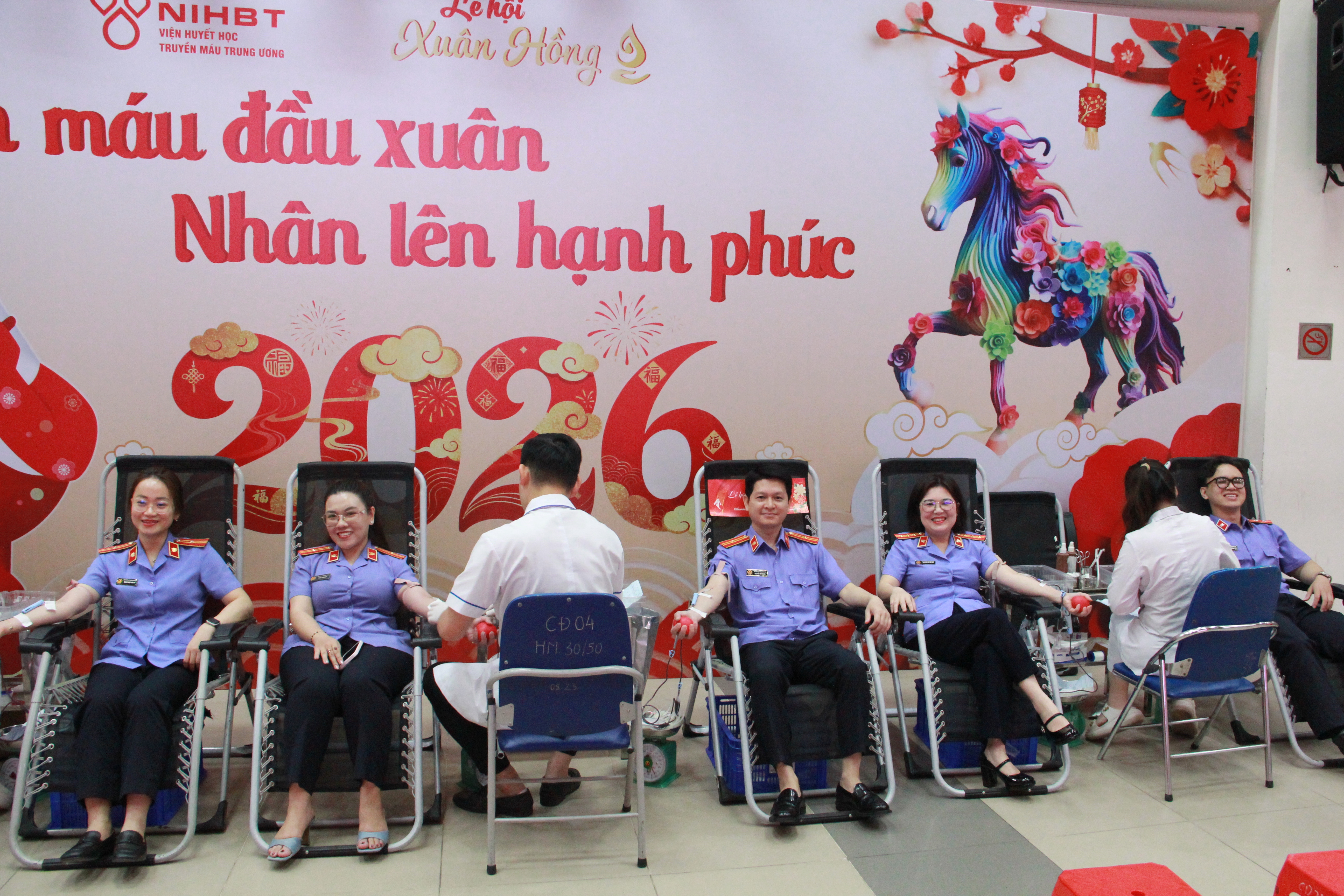 Tuổi trẻ VKSND tối cao hiến máu cứu người, trao quà tiếp sức bệnh nhi