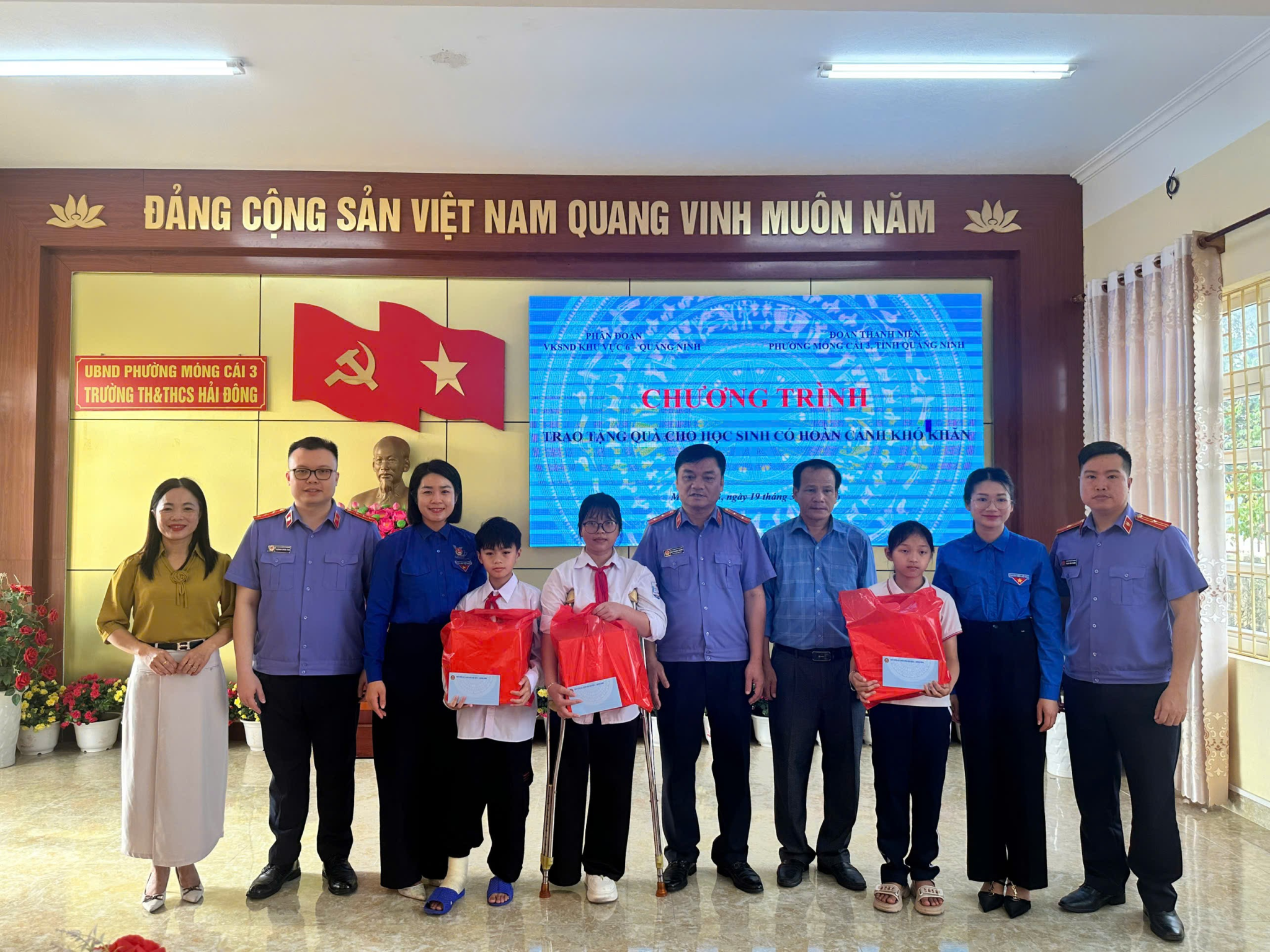 VKSND khu vực 6 – Quảng Ninh phối hợp trao quà hỗ trợ học sinh khó khăn