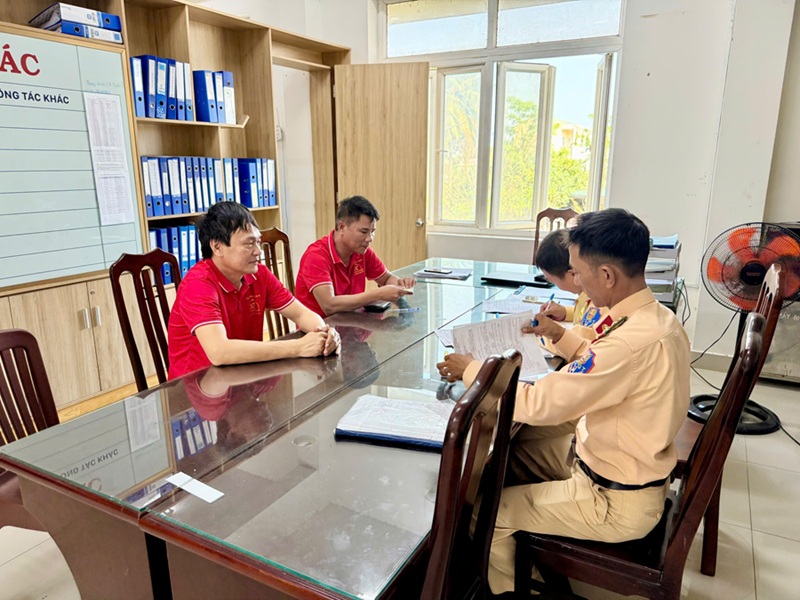 Xe khách bị tước kiểm định vẫn chở khách tuyến Nam - Bắc