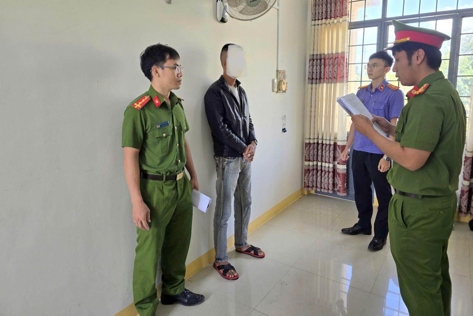 Mâu thuẫn, đánh người do sử dụng rượu bia, một đối tượng bị khởi tố, bắt tạm giam